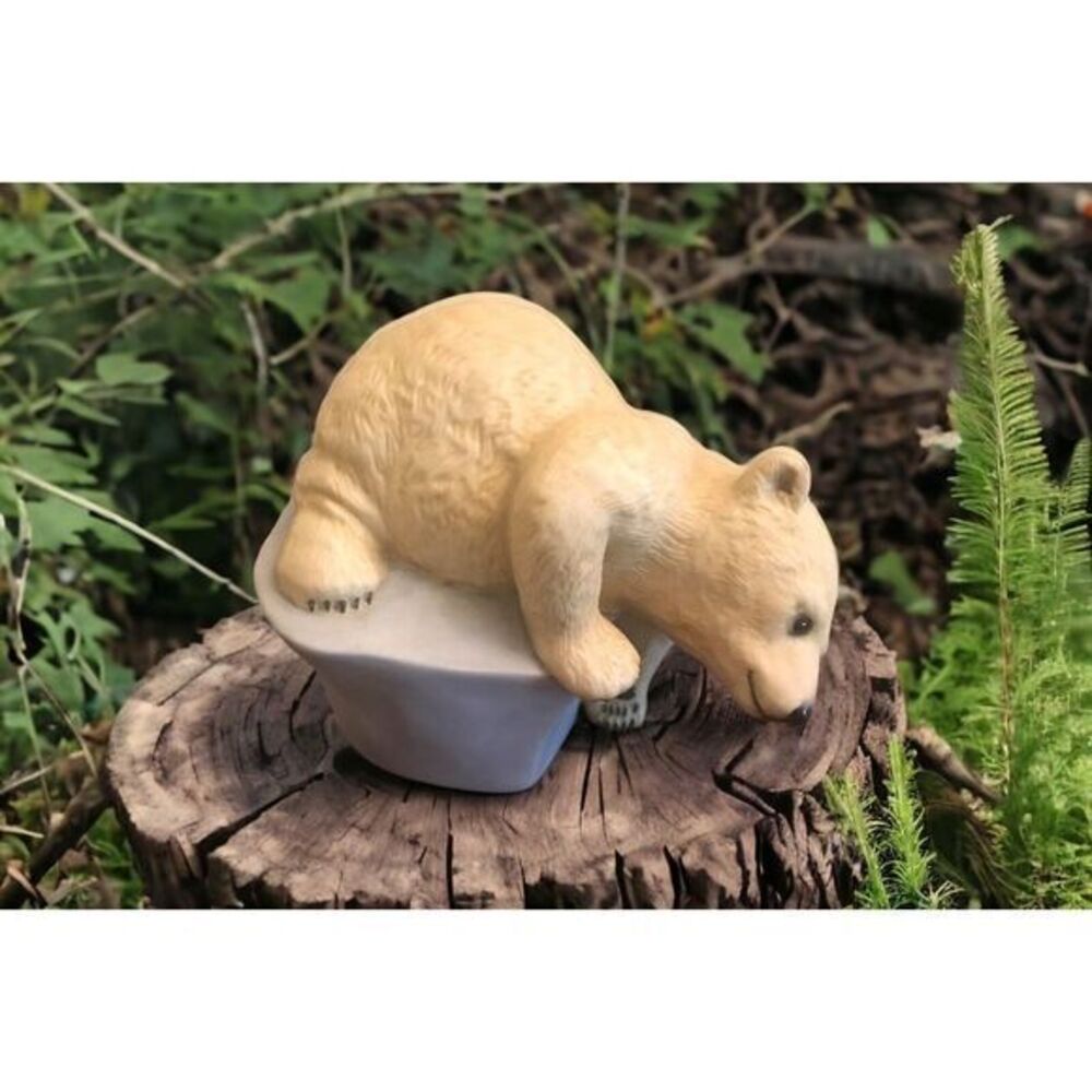 NWOT Eva Dalberg 1982 Bisque Porcelain Polar Bear on‎ Ice Figurine 4"